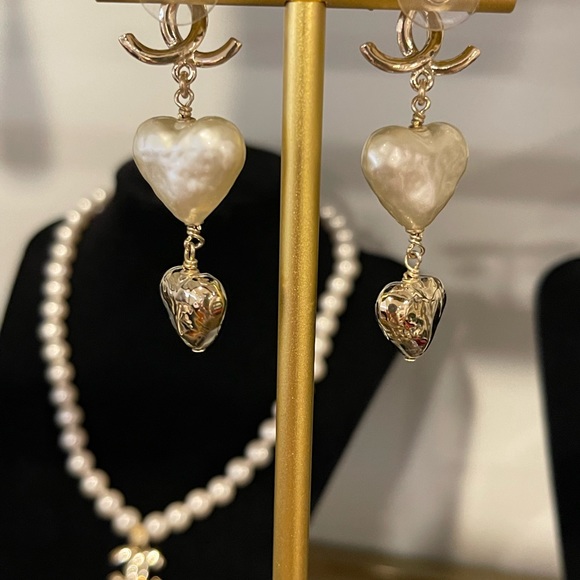 ✨❤️Beautiful Chanel Heart Earrings❤️✨ - Picture 3 of 3